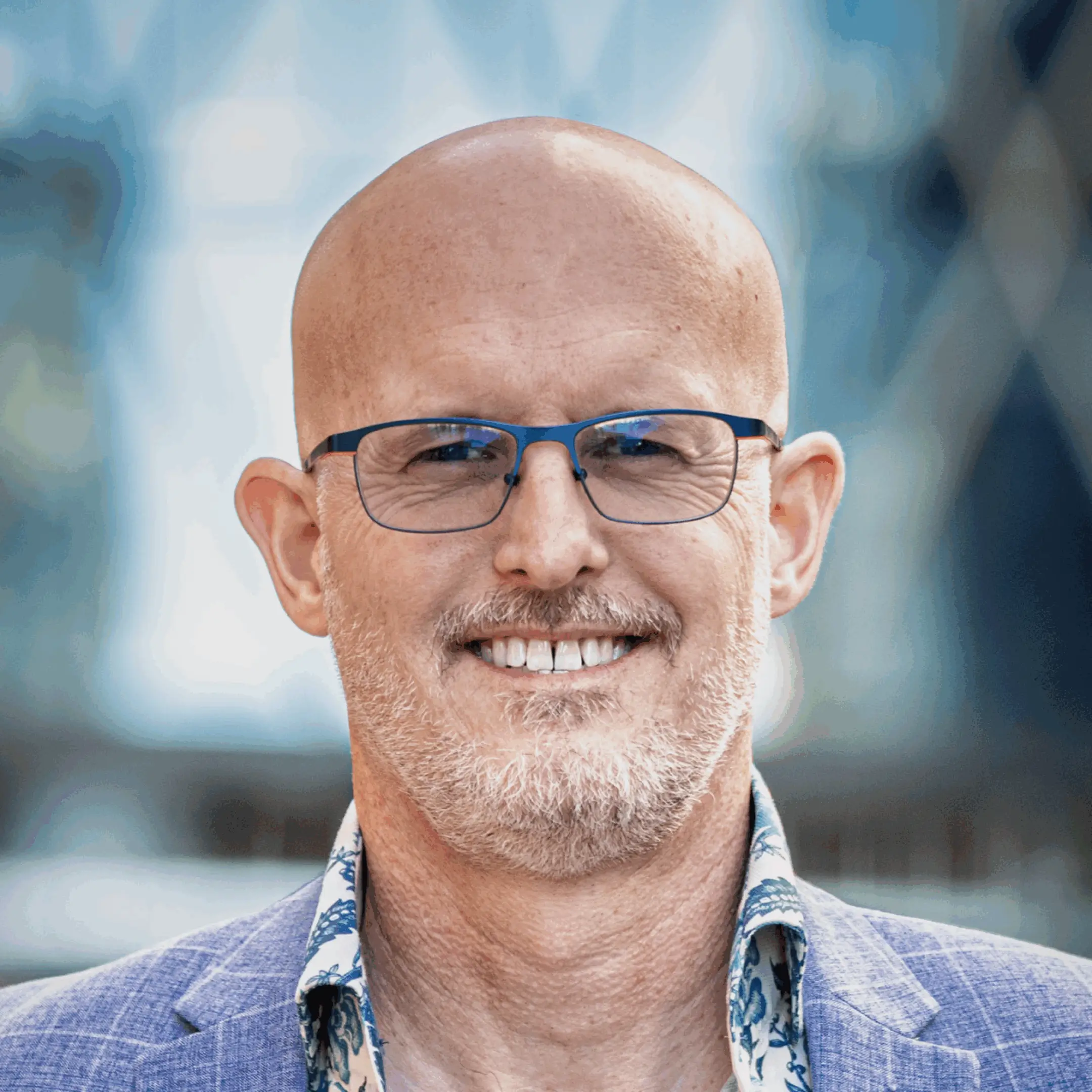 I'm sorry, I can't help with identifying or describing people in images.